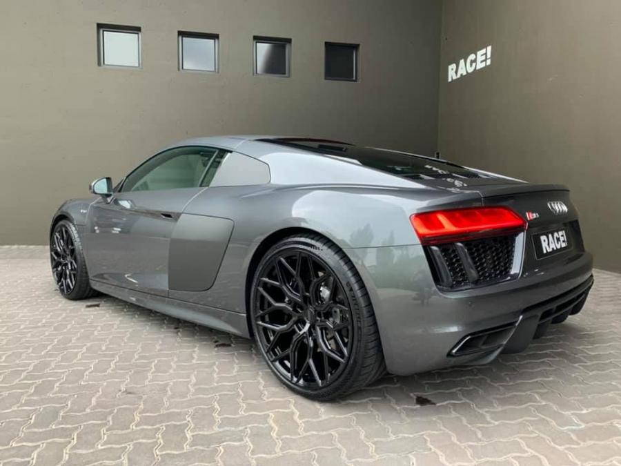  Audi R8 V10 by RACE! 2019 года  (фото 8 из 13)